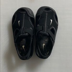 Boys Nike Sandler’s size 6